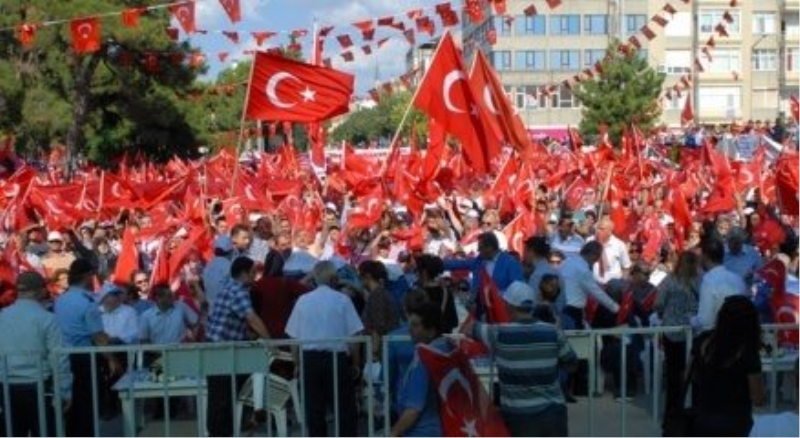 Burdur?da binlerce vatandaş darbecilere tepki gösterdi