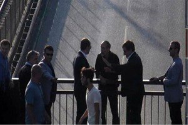 Bursa Valisi köprüden atlamak isteyen adamı kolundan yakaladı