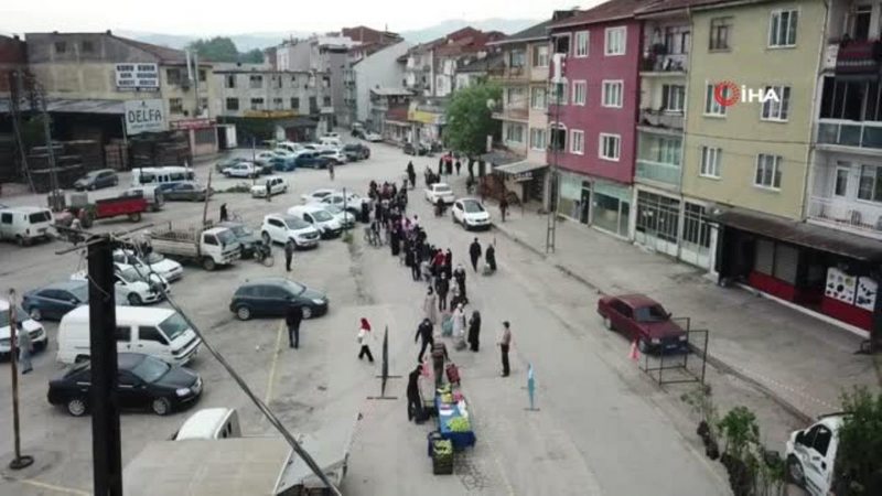 Bursa`da pazar yerlerine vatandaşlardan yoğun ilgi