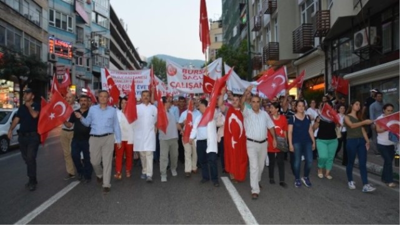 Bursalı Sağlık Çalışanlarından Darbe Karşıtı Yürüyüş