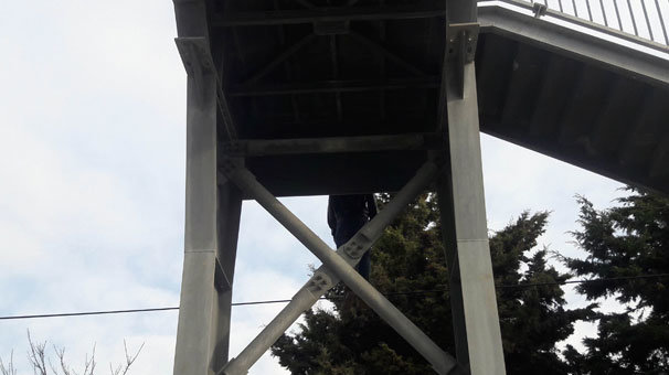 Büyükçekmece E-5`te köprüye asılı İranlı bir kişinin cesedi bulundu
