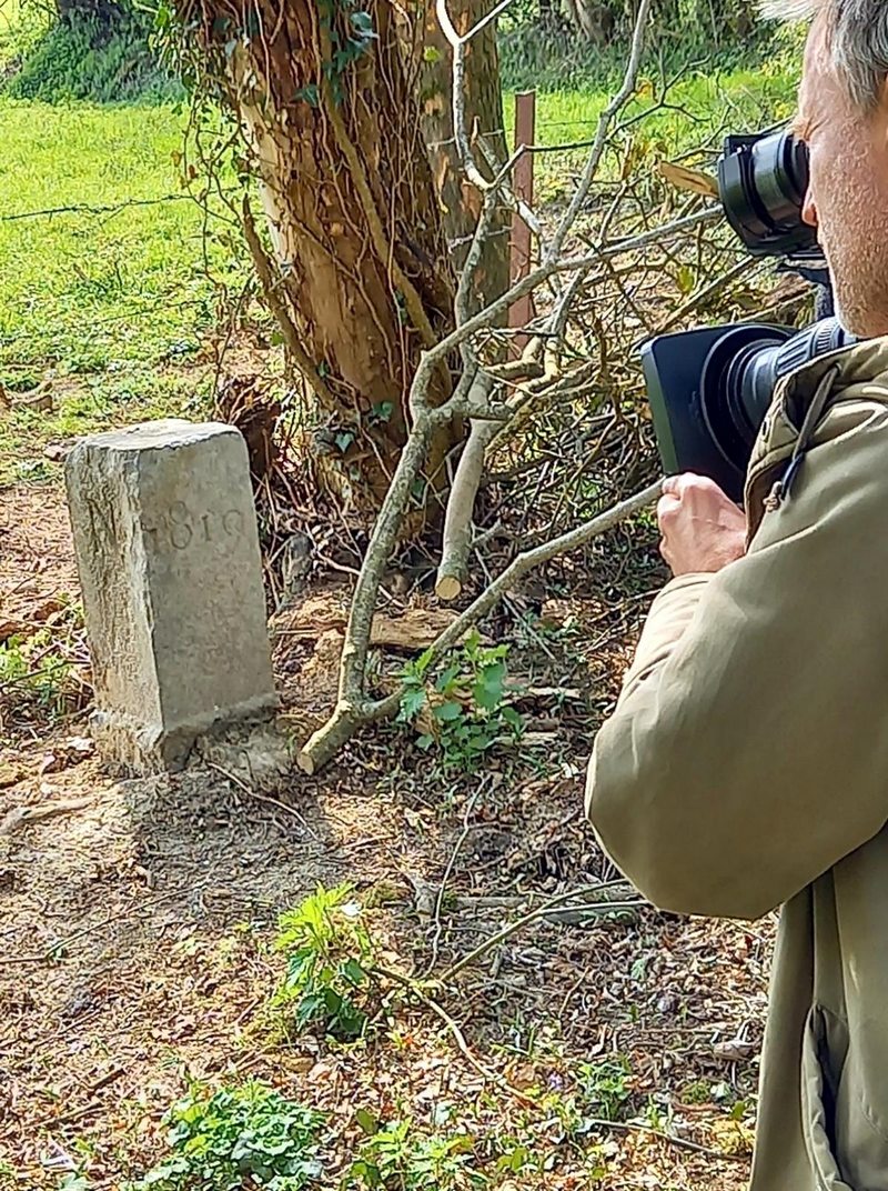 Çiftçinin traktör rotası üstünde olduğu için kaydırdığı taş, iki ülke arasındaki sınırı değiştirdi