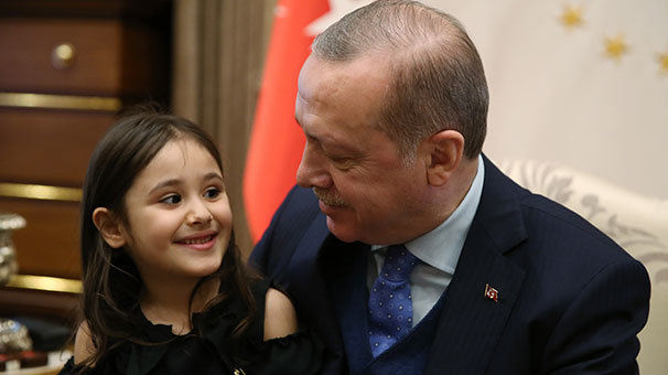 Cumhurbaşkanı Erdoğan, minik Irmak Ayşe ile Külliye`de görüştü