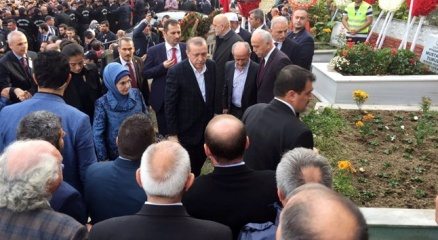 Cumhurbaşkanı Erdoğan, şehit kaymakamın mezarı başında Kur?an-ı Kerim okudu