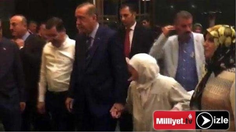 Cumhurbaşkanı Erdoğan yaşlı teyzeye böyle yardım etti