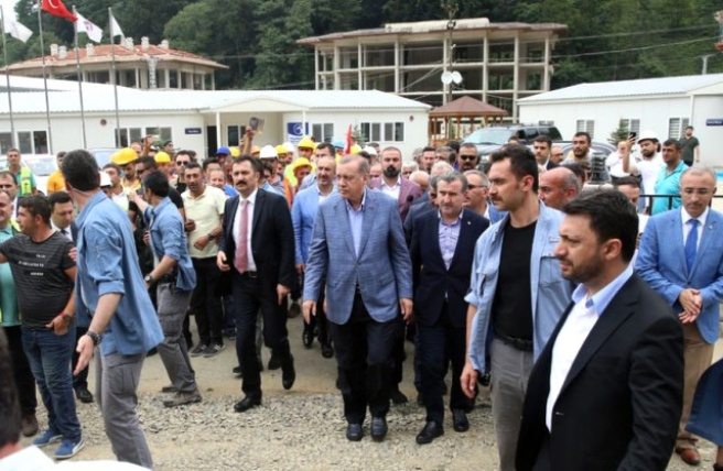 Cumhurbaşkanı Erdoğan?ın Makam Aracı Önünde İzdiham Yaşandı