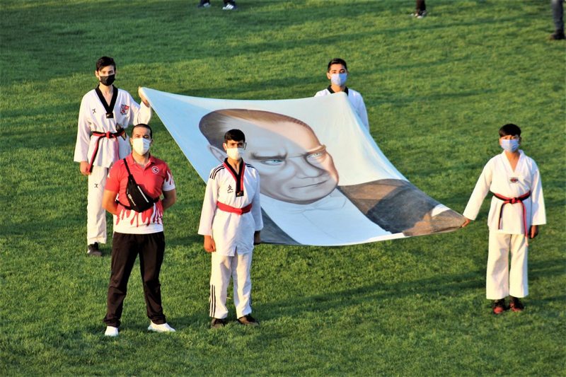 Cumhurbaşkanı Yardımcısı Oktay, saat 19.19`da okunan İstiklal Marşı`na eşlik etti