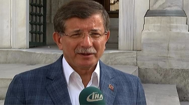 Davutoğlu, bayram namazını İstanbul'da kıldı