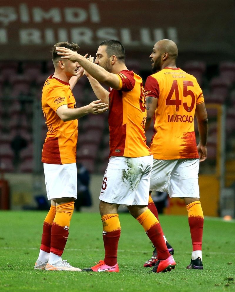 Derbiyi kazanan Galatasaray, şampiyonluk yarışını bırakmadı