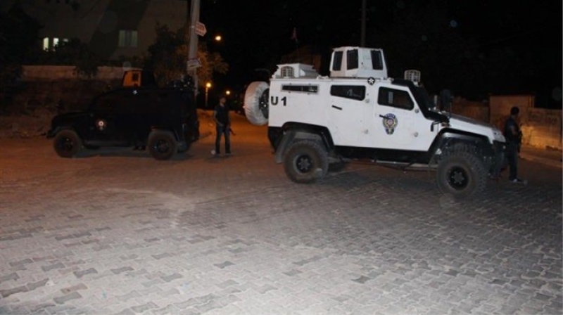 Diyarbakır'da yol kesen teröristlerle çatışma!