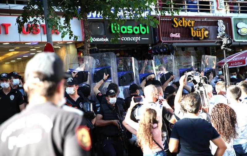 Diyarbakır`da HDP`lilerin izinsiz yürüyüşüne polis izin vermedi