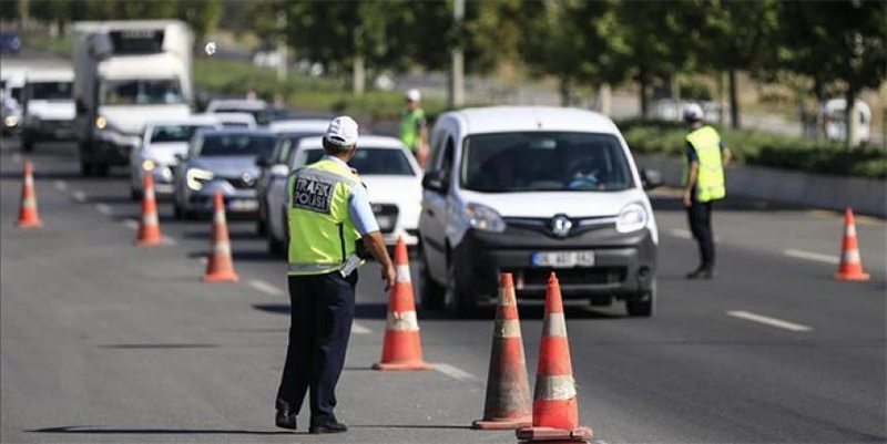 DURDURULAN ARAÇTA 2000 YILLIK HEYKEL ÇIKTI