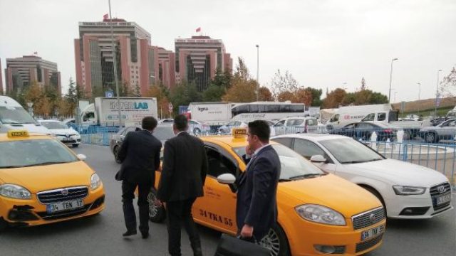 Ekonomi Bakanı Zeybekçi Trafik Nedeniyle Taksiye Binmek Zorunda Kaldı
