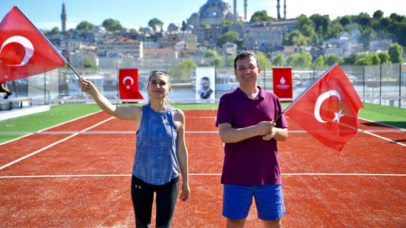 Ekrem İmamoğlu, 19 Mayıs`ı eşiyle birlikte Haliç üstünde tenis oynayarak kutladı