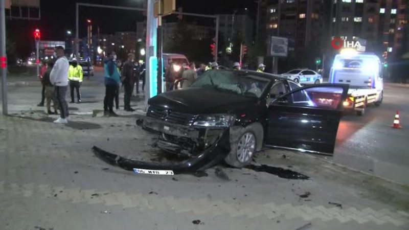 Elazığ`da 3 aracın karıştığı zincirleme trafik kazası: 5 yaralı