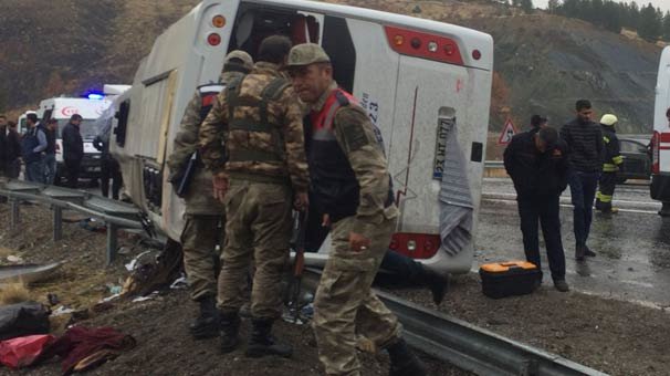 Elazığ`da yolcu otobüsü devrildi: Ölü ve yaralılar var