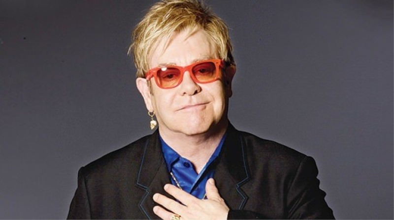 Elton Johndan darbe mesajı