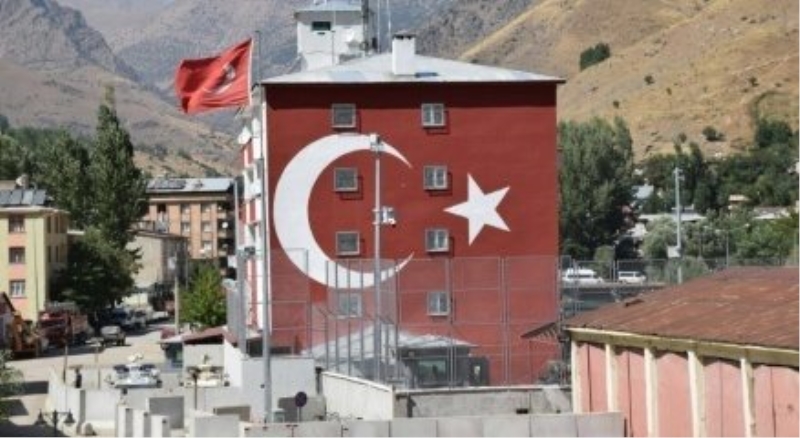 Emniyet binası Türk bayrağına büründü