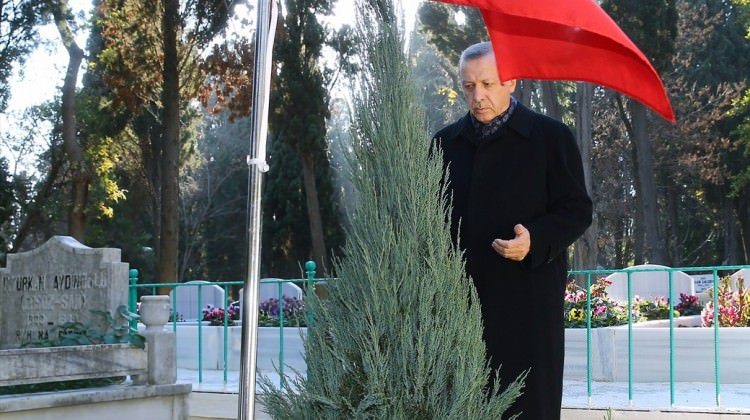 Erdoğan'dan Erol Olçok ve oğlunun mezarına ziyaret