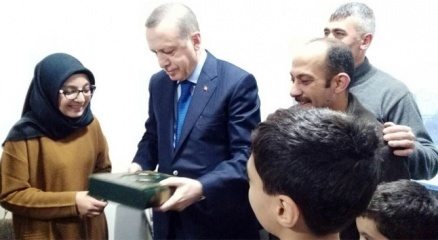 Erdoğan pankart açan genç kızın evini ziyaret etti