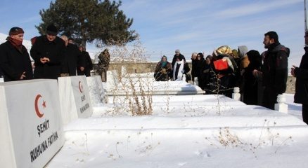 Erzurum?da patlamada şehit olan 65 asker, 50. yılda dualarla anıldı