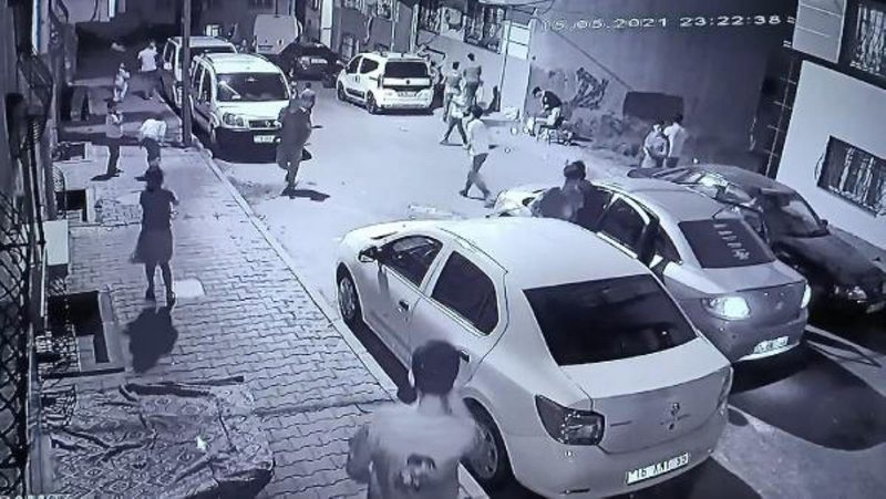 Esenyurt`un gençleri polisi görünce afalladı! Şampiyonluğu kutlamak isterken arabayı vurdu