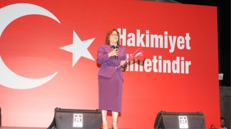 Fatma Şahin'den demokrasi nöbetine destek