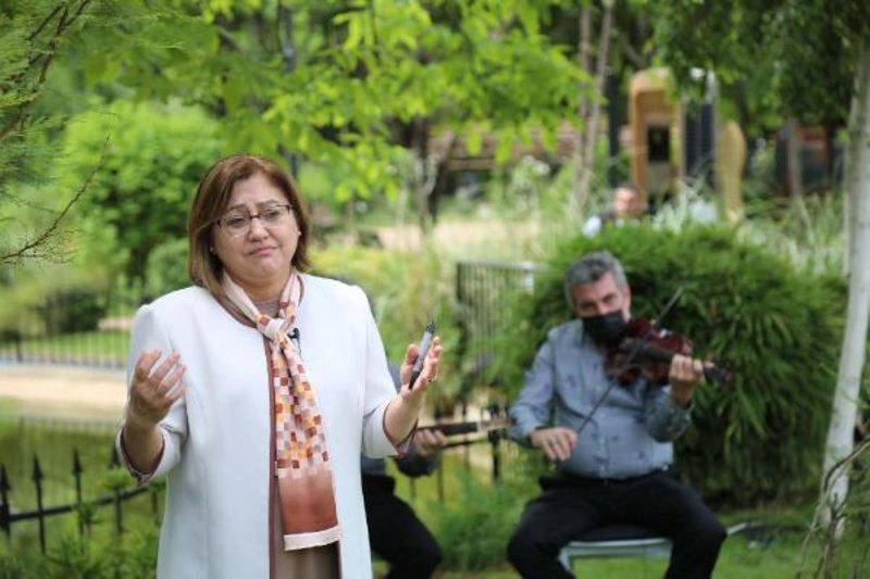 Fatma Şahin, anneleri konu alan şiirleri okurken gözyaşlarına hakim olamadı