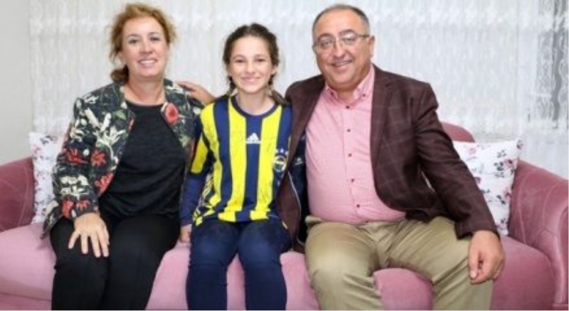 Fenerbahçeli oyuncuların imzaladığı forma şehit kızını sevindirdi