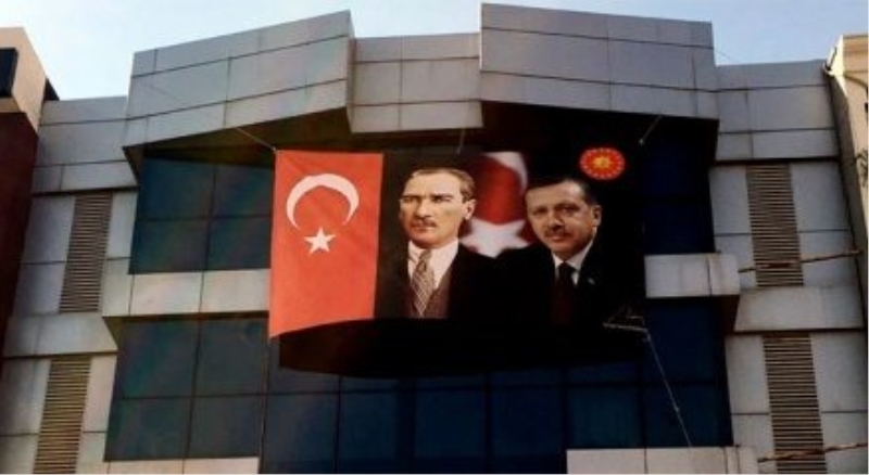 FETÖ tabelaları indirildi, Atatürk ve Erdoğan?ın resimleri asıldı