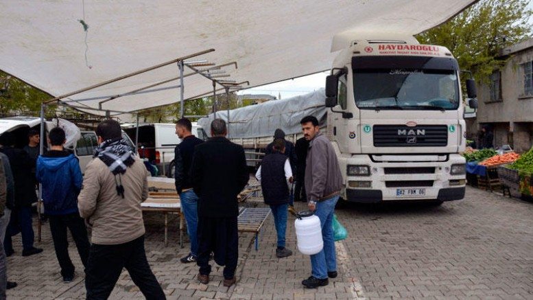 FRENİ BOAŞALAN TIR PAZARA DALDI