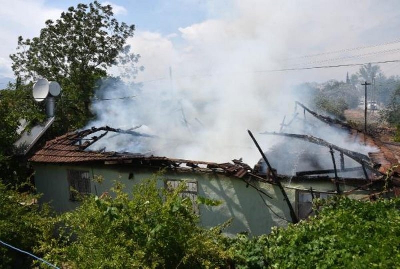 GECEKONDUDA YANGIN ÇIKTI, YAŞLI KADINI KOMŞUSU KURTARDI