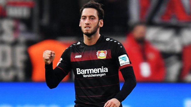 Hakan Çalhanoğlu imzayı atıyor