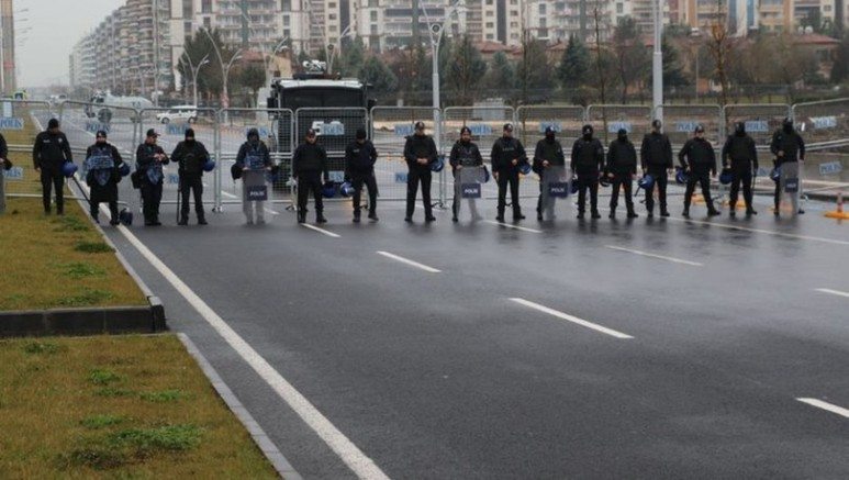 HAKARRİ`DE 15 GÜN GÖSTERİ VE TOPLANTI YASAK