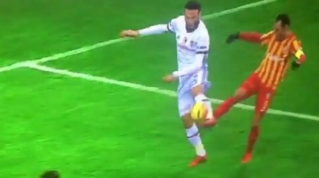 HAKEM `PENALTI` VERDİ, UMUT BULUT ÇILDIRDI!