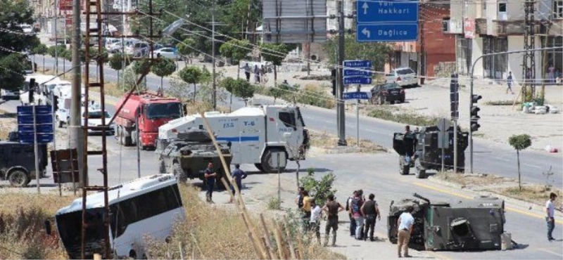 Hakkari'de zırhlı polis aracı kaza yaptı: 1 Şehit!