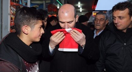 Hakkari?de Bakan Soylu?ya anlamlı hediye