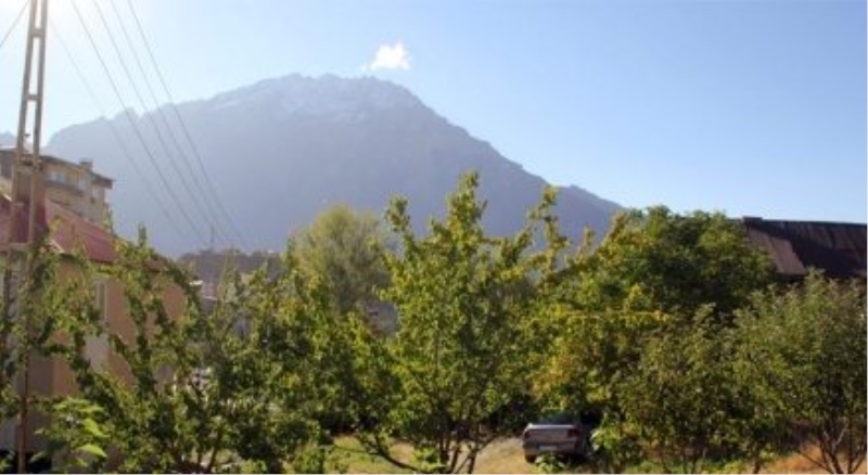 Hakkari?nin yüksek kesimlerine mevsimin ilk karı yağdı