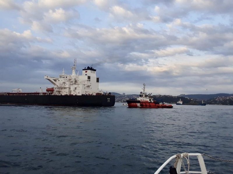 Ham petrol taşıyan tanker kıyıya sürüklendi, İstanbul Boğazı`nda trafik askıya alındı