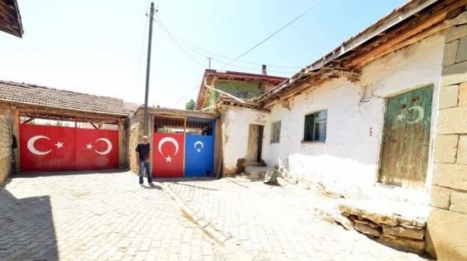 Her evin duvar ve kapısında Türk bayrağı var