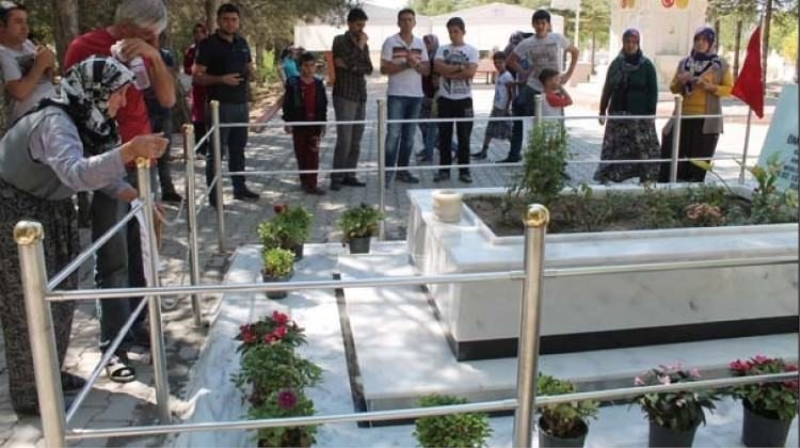 Herkes Ömer Halisdemir'in mezarına gitti
