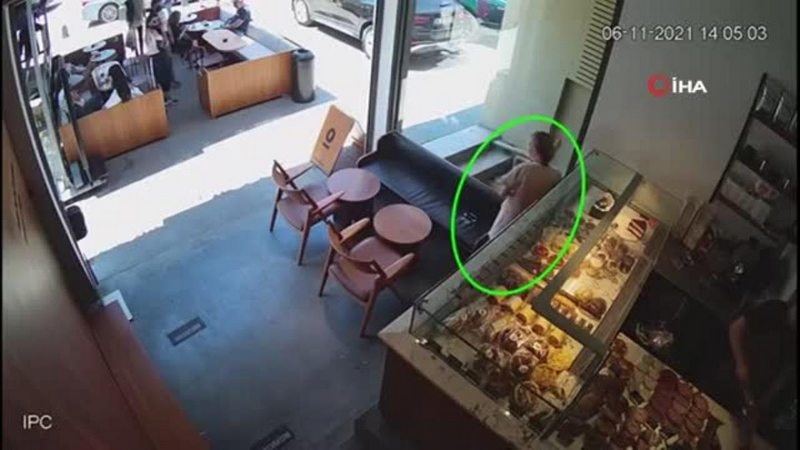 Hırsız kız kafedeki müşterinin cep telefonunu böyle çaldı
