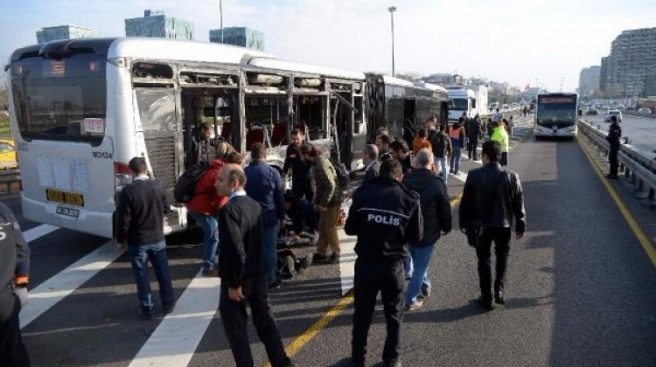 İki metrobüs kafa kafaya çarpıştı: Yaralılar var..