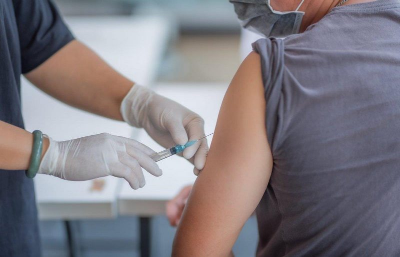 İkinci doz aşıda neden daha fazla yan etki görülüyor? Uzman isim açıkladı