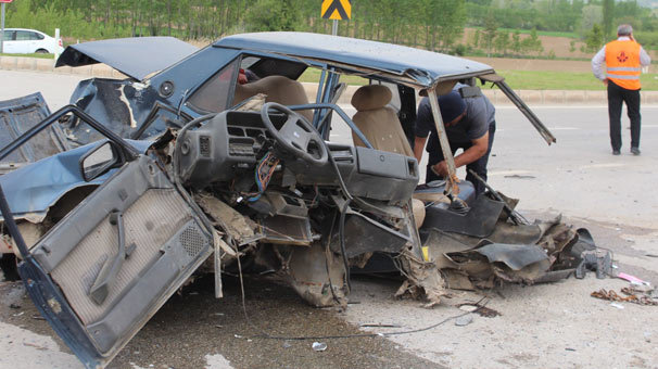 İkiye bölünen otomobilin sürücüsü ağır yaralandı