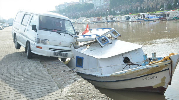İlginç kaza...Minibüs balıkçı teknesine çarptı