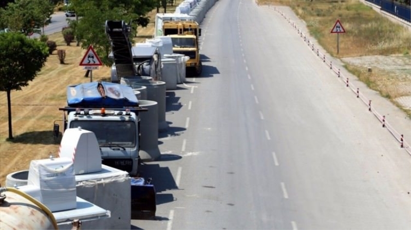 İş makineleri gitti, beton bloklar geldi!