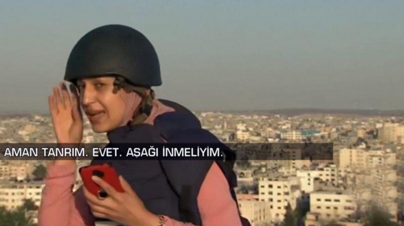 İsrail`in bombardımanına canlı yayında yakalanan kadın muhabirin zor anları