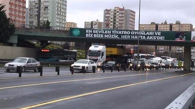 İstanbul'da TIR üst geçide takıldı! Trafik felç...