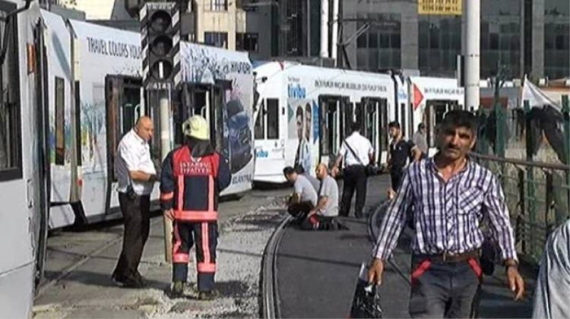İstanbul'da tramvay raydan çıktı! Yaralılar var